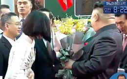 Nữ sinh mặc áo dài trắng tặng hoa cho chủ tịch Kim Jong-un đang gây sốt MXH là ai?