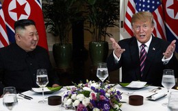 Tổng thống Trump đề nghị phóng viên chụp mình và Chủ tịch Kim thật 'bảnh' trong bữa ăn tối