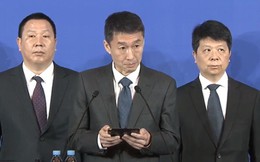 Đăng đàn thông báo kiện chính phủ Mỹ nhưng lãnh đạo Huawei không quên cầm theo Mate X để quảng cáo