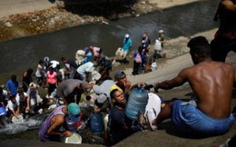 Xót xa cảnh người dân Venezuela đổ xô đi hứng nước cống về dùng do mất diện kéo dài