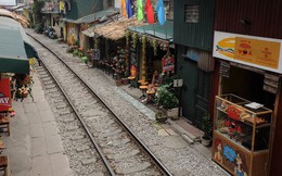 Hàng quán mọc lên san sát tại khu đường tàu Hà Nội nổi tiếng trên báo quốc tế