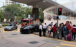 Xe Tesla hóa sao xẹt sau khi va chạm với Mercedes-Benz rồi tông trúng 3 người ở Hồng Kông
