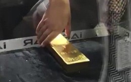 Thử thách túm thỏi vàng 20kg trong lồng kính ở Dubai khiến nhiều du khách bất lực