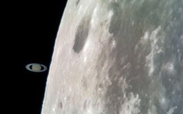 Tin được không: Tấm ảnh Sao Thổ "chạm" Mặt trăng này được chụp bằng Galaxy S8 gắn kính viễn vọng!