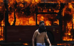 Venezuela: Bạo loạn bùng nổ, xe bọc thép được triển khai