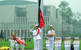 [ẢNH] Lễ thượng cờ rủ Quốc tang cố Chủ tịch nước Lê Đức Anh trong mưa