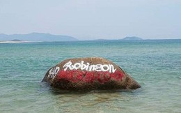 Dòng chữ "Robinson" xuất hiện trên hàng loạt mỏm đá ở bãi biển Bình Định, dân mạng bức xúc tìm danh tính người vẽ bậy