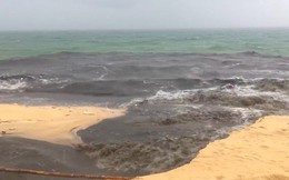Khách du lịch đứng hình khi thấy dòng nước đen ngòm tràn thẳng từ cống ra biển Phú Quốc