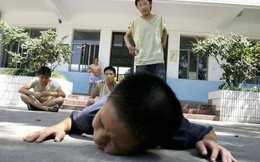 Khi con bị bắt nạt, cha mẹ đừng dạy con nói 3 từ này bằng không càng khiến trẻ bị tổn thương nặng nề hơn