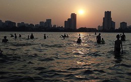 Người dân Hà Nội rủ nhau ra Hồ Tây tắm hạ nhiệt ngày cuối tuần nắng như nung