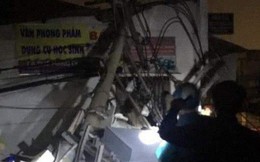 Container kéo ngã hàng loạt trụ điện trong đêm ở Sài Gòn