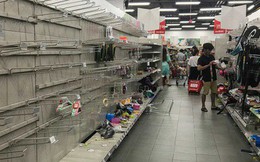 Nhân viên Auchan "muốn khóc" nhìn khách vừa mua, vừa ăn, vừa phá hàng hóa trong siêu thị