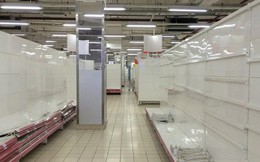 Siêu thị Auchan vắng vẻ, lặng lẽ tháo các kệ hàng sau "bão" giảm giá