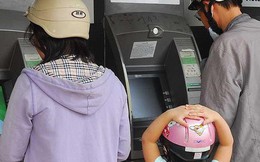 Chi hàng ngàn tỉ làm thẻ ATM mới: Khách hàng có phải gánh?