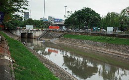 Nước sông Tô Lịch đổi màu từ đen sang nâu: "Được thế là may rồi!"