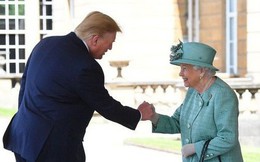 Lần thứ 2 gặp Nữ hoàng Anh, TT Trump lại khiến dân mạng "dậy sóng" vì cú bắt tay... chẳng giống ai?