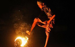 Đá bóng thường chưa đủ đã, học sinh Indonesia còn có cả phong tục "đá lửa"