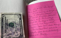 Nhận được 5 đô cùng tờ giấy nhắn kẹp trong sách từ một người lạ, cuộc sống của cô gái trẻ thay đổi hoàn toàn nhờ thông điệp ý nghĩa bên trong