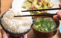 Sai lầm khi ăn cơm cực hại sức khỏe, hầu hết người Việt đều mắc
