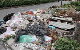 Hà Nội: Rác thải chất đống, bốc mùi ở chân cầu vượt Văn Cao