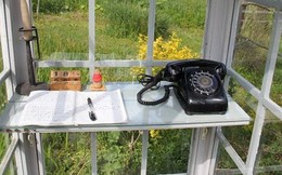 Câu chuyện về bốt điện thoại kỳ lạ nhất quả đất ở Nhật Bản: Nằm chơ vơ giữa vùng đất hoang vắng, là nơi để "người sống liên lạc với người đã chết"