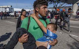 Những bức ảnh lay động lòng người cho thấy sự tàn nhẫn của thảm họa di cư, khi hàng rào thép gai nơi biên giới "cứa nát" cuộc đời những đứa trẻ
