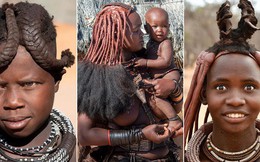 Hình ảnh độc đáo về bộ tộc sống cách biệt với thế giới: Không tắm bằng nước, phụ nữ ở trần, dùng đất sét để làm tóc và trang điểm