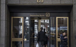 Thảm cảnh của ngân hàng Deutsche Bank: Văn phòng trống trơn, ngổn ngang giấy tờ, nhân viên ra ngoài uống bia dù đang là giữa buổi sáng, sếp thờ ơ không quan tâm