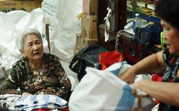 Chuyện 2 bà Bông - Hoa cuối đời rủ nhau góp áo làm từ thiện: "Lên Sài Gòn thăm cháu, thấy bà sui làm nên mình làm theo cho đến giờ"