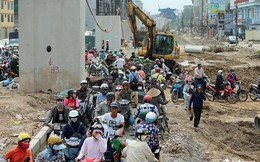 Hà Nội: Người dân phải "off road" bất đắc dĩ trên đường Trường Chinh