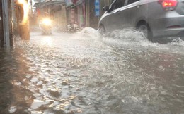 Hà Nội mưa lớn, cảnh báo ngập ở nhiều tuyến đường