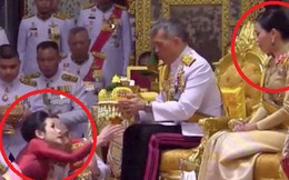 Lần đầu tiên trong lịch sử hiện đại, vua Thái Lan công bố "vợ lẽ", sắc phong Hoàng quý phi, vẻ mặt Hoàng hậu ngồi bên cạnh mới đáng chú ý