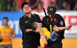 Khoảnh khắc xúc động mạnh: Fan nhí co giật ở trận Nam Định - HAGL, chiến sĩ cảnh sát nén đau để em bé cắn vào tay giữ tính mạng