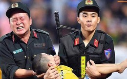 Bình luận chuyên môn về một bức ảnh đẹp: Người cảnh sát cơ động cho em bé cắn tay khi động kinh