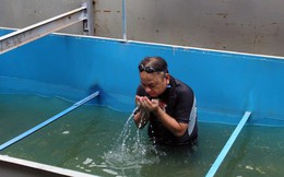 Cận cảnh chuyên gia Nhật Bản tắm nước sông Tô Lịch