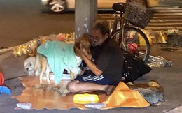 Hình ảnh "cay mắt" ở góc phố Sài Gòn: Cụ ông vô gia cư nhường áo, bón từng thìa thức ăn cho 2 con chó bị bỏ rơi