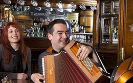 Lối sống "craic" vui vẻ đến lạ của người Ireland: Không tiêu xài hoang phí, người hành khất hay tỷ phú đều được đối xử công bằng