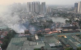 Lính cứu hoả vào từng ngóc ngách dập đám cháy ở Công ty Rạng Đông, dân xung quanh vẫn sơ tán