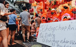 Tiểu thương chợ Trung thu truyền thống Hà Nội đồng loạt treo biển "Không chụp ảnh, hãy là người có văn hoá!"