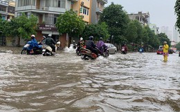 Hà Nội mưa lớn ngập sâu, người dân "bơi" đi làm giữa dòng xe tắc nghẽn