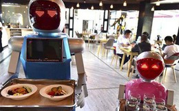 Khi giới trẻ Trung Quốc không muốn làm phục vụ bàn, các cửa hàng "đành" nhờ cậy vào robot