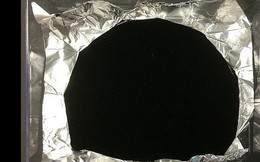 Các nhà khoa học vừa tình cờ phát hiện loại vật chất tối nhất thế giới, hơn cả Vantablack, có thể hấp thụ tới 99,995 % ánh sáng