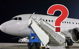 Đố bạn biết vì sao hành khách luôn phải lên hoặc xuống máy bay bằng cửa bên trái?