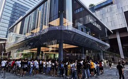 Người Trung Quốc xếp hàng mua điện thoại mới của Huawei