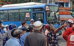 Va chạm giao thông, tài xế xe buýt dùng hung khí đâm bị thương tài xế GrabBike ở Sài Gòn