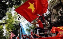 Ảnh: Nhiều giờ trước trận cầu kịch tính Việt Nam gặp Malaysia, hàng trăm cổ động viên đã "nhuộm đỏ" hàng loạt tuyến đường Hà Nội