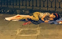 Xót xa hình ảnh bé gái từng gây bão MXH nằm ngủ trên vỉa hè trong đêm vui chiến thắng của ĐT Việt Nam