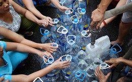 Ảnh, clip: Người dân chung cư HH Linh Đàm tiếp tục xếp hàng nhận nước sạch miễn phí, mòn mỏi chờ kết quả giám định nguồn nước có mùi lạ