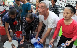 Khủng hoảng nước sạch tại Hà Nội: Khổ như 'thời bao cấp'