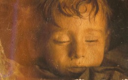 Bí ẩn về "thiên thần say ngủ": Xác ướp bé gái gần trăm năm vẫn còn chớp mắt khiến ai cũng lạnh người
